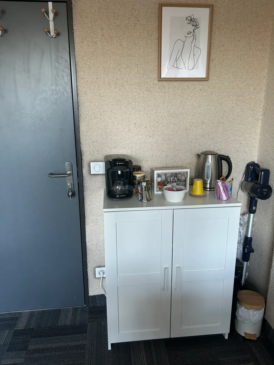 Coin boissons chaudes à l'entrée du cabinet, avec thé et café à disposition